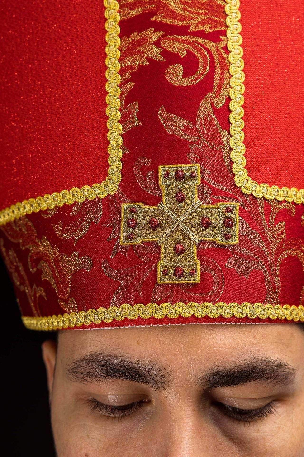 Mitre rouge brodée d’une croix ornée de tissu jacquard LE/9075/02-1 - CHASUBLES.FR
