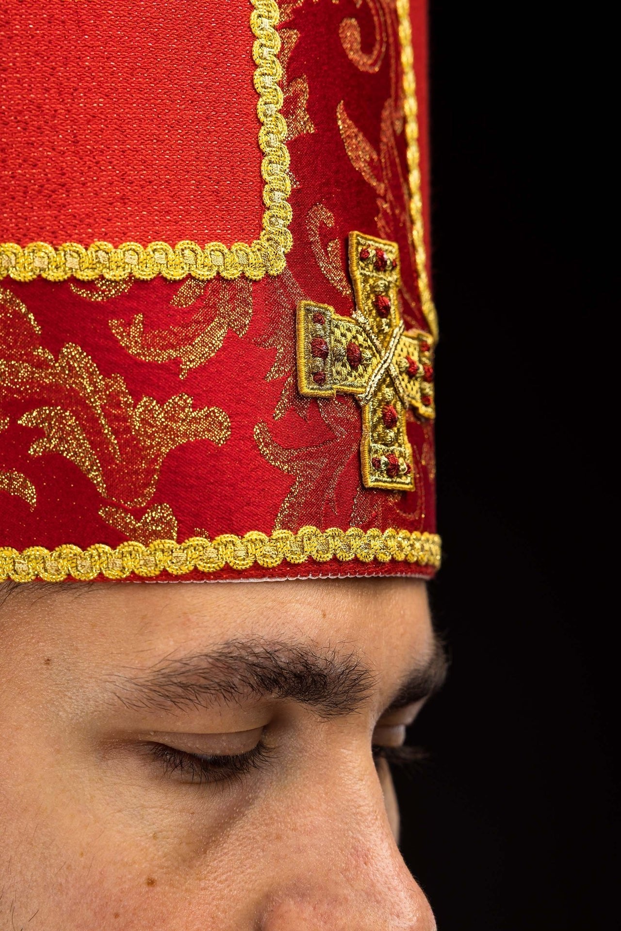 Mitre rouge brodée d’une croix ornée de tissu jacquard LE/9075/02-1 - CHASUBLES.FR