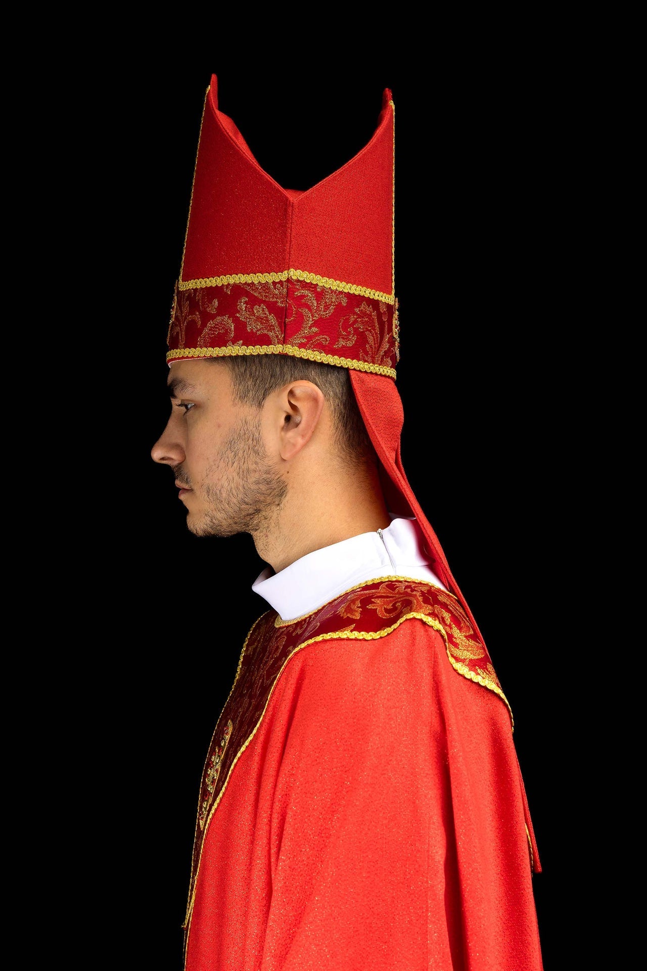 Mitre rouge brodée d’une croix ornée de tissu jacquard LE/9075/02-1 - CHASUBLES.FR