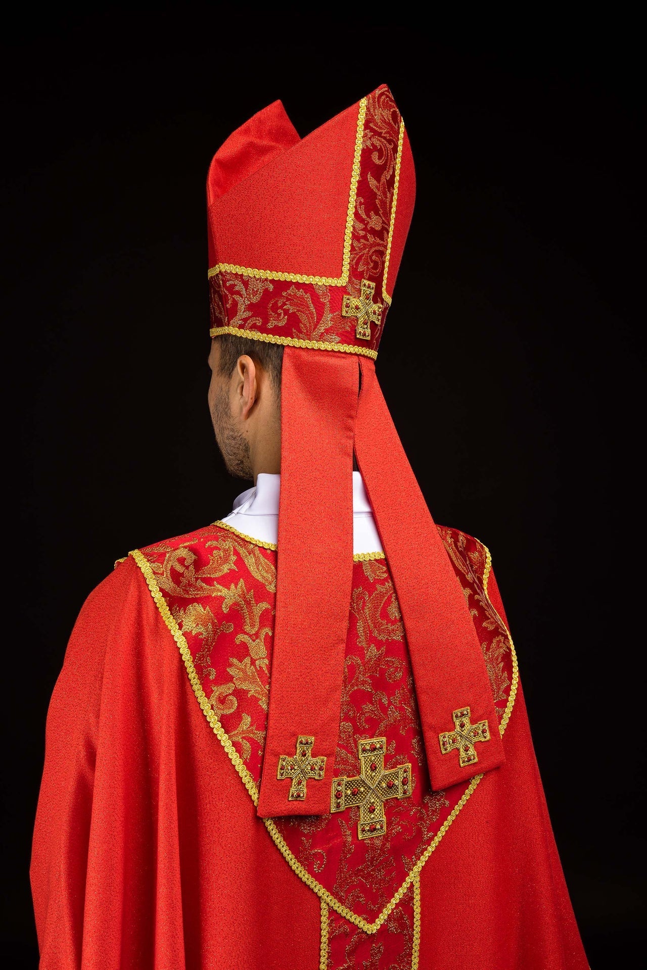 Mitre rouge brodée d’une croix ornée de tissu jacquard LE/9075/02-1 - CHASUBLES.FR