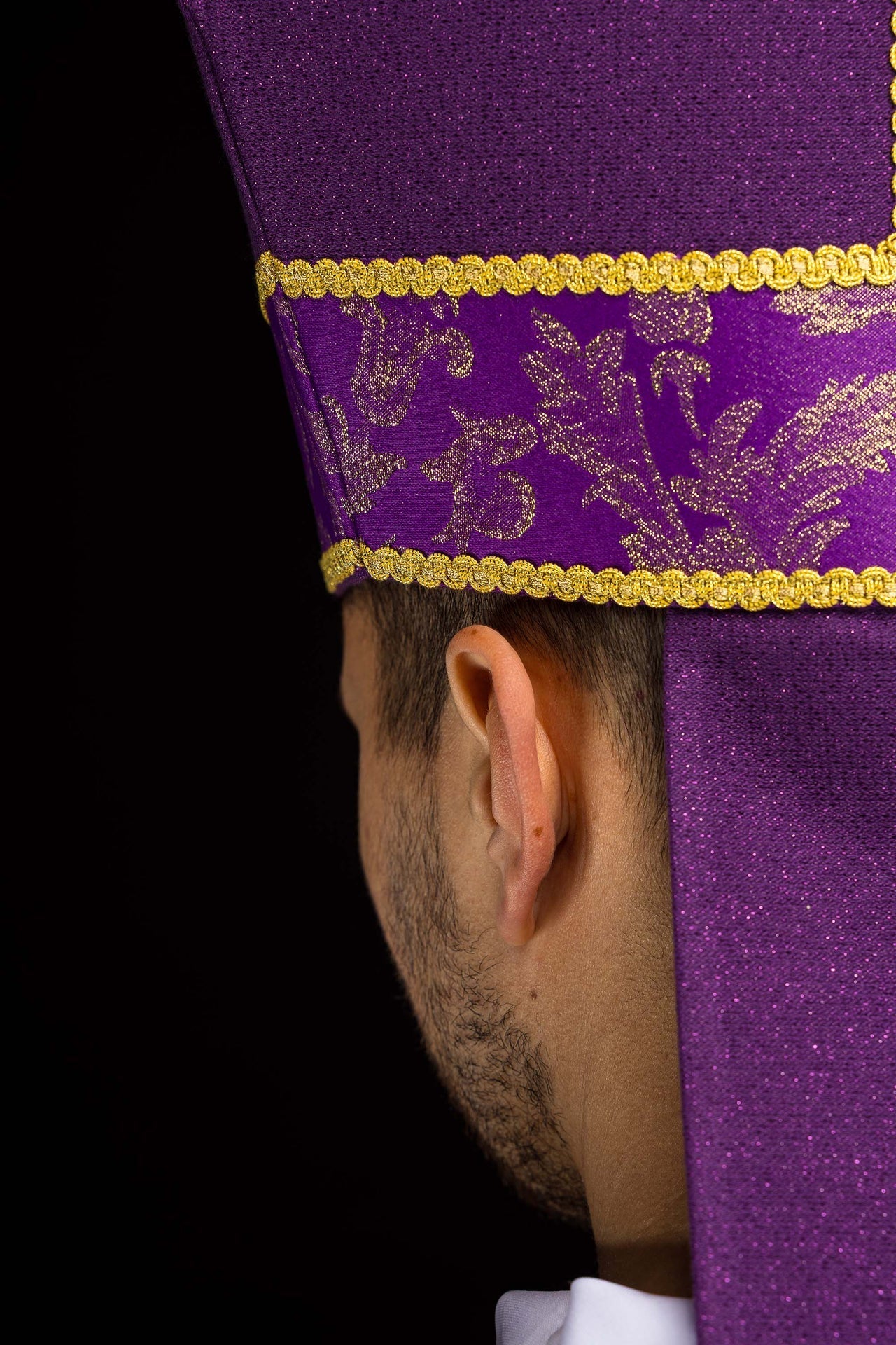 Mitre violette brodée d’une croix ornée de tissu jacquard LE/9075/03-1 - CHASUBLES.FR