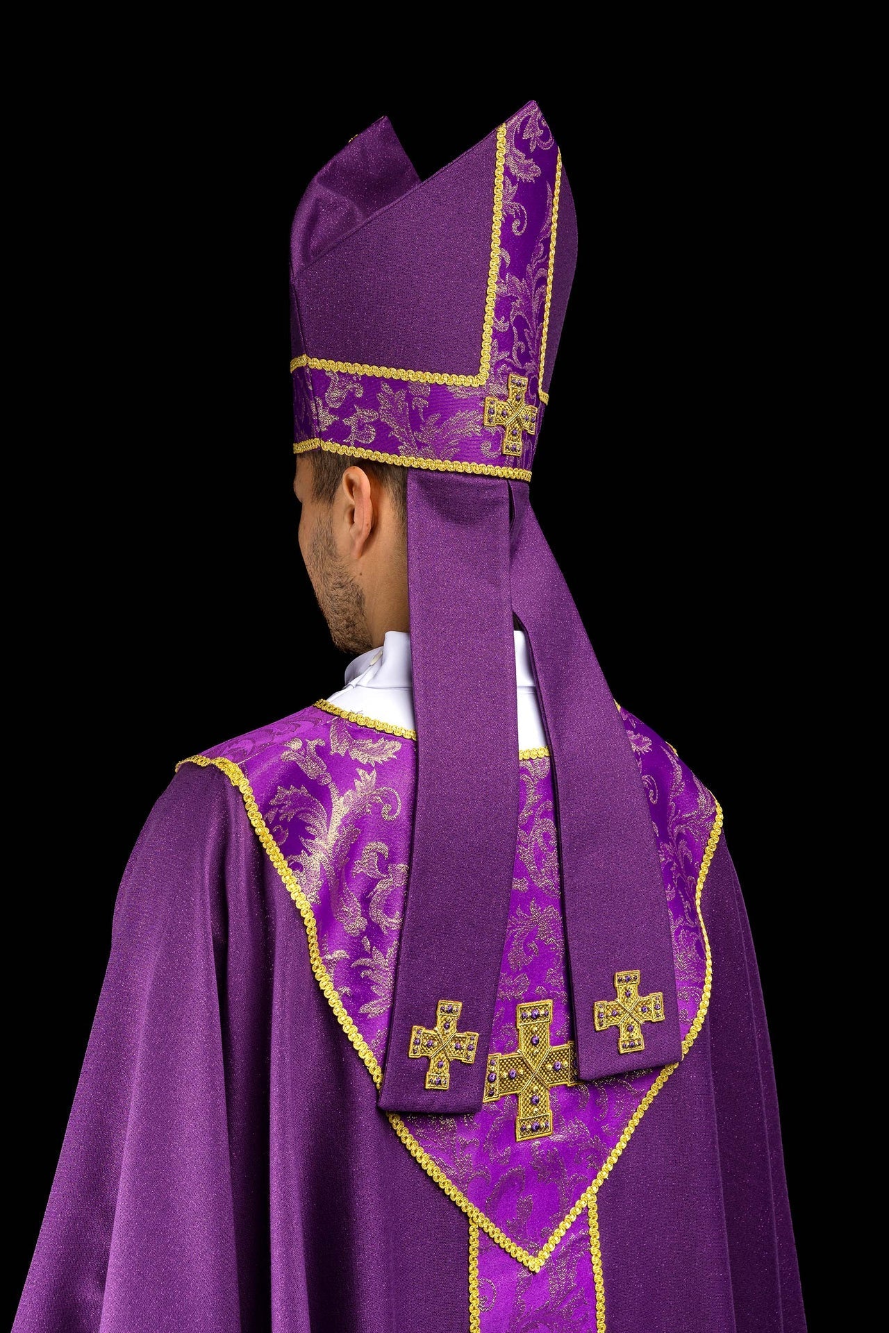Mitre violette brodée d’une croix ornée de tissu jacquard LE/9075/03-1 - CHASUBLES.FR