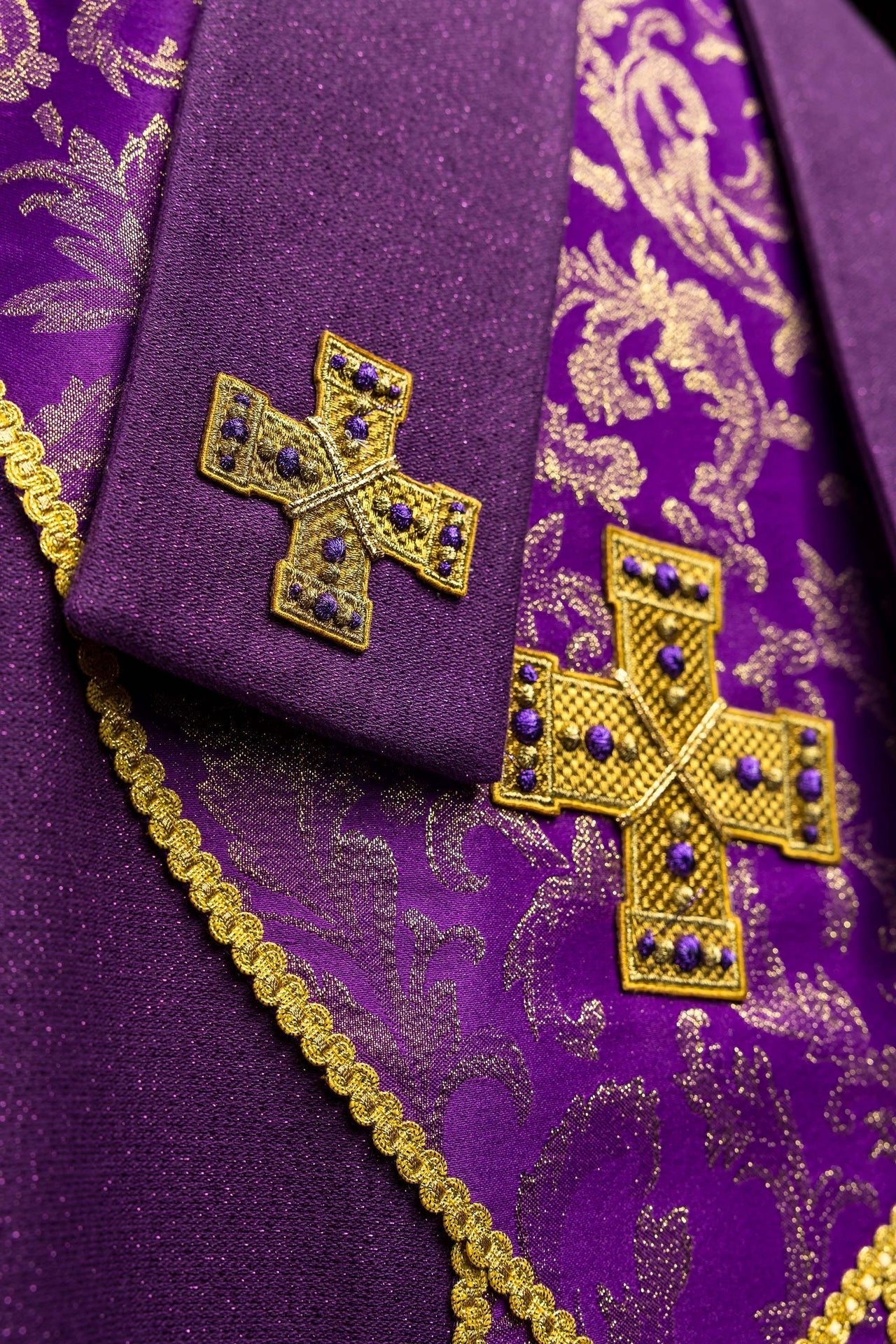 Mitre violette brodée d’une croix ornée de tissu jacquard LE/9075/03-1 - CHASUBLES.FR