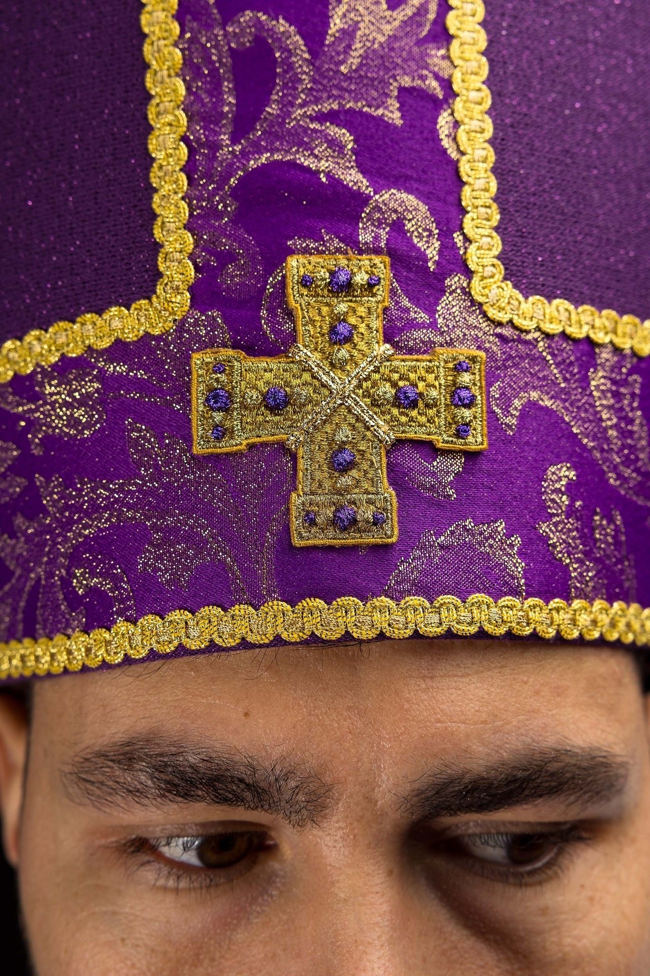 Mitre violette brodée d’une croix ornée de tissu jacquard LE/9075/03-1 - CHASUBLES.FR