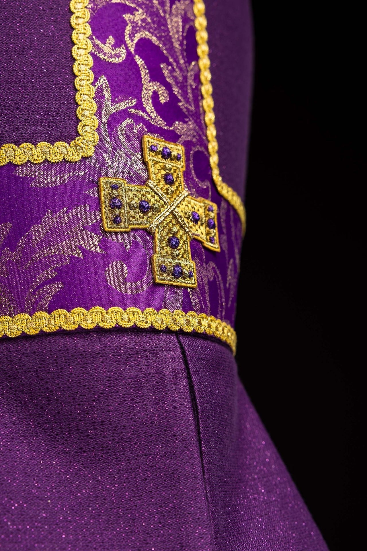 Mitre violette brodée d’une croix ornée de tissu jacquard LE/9075/03-1 - CHASUBLES.FR
