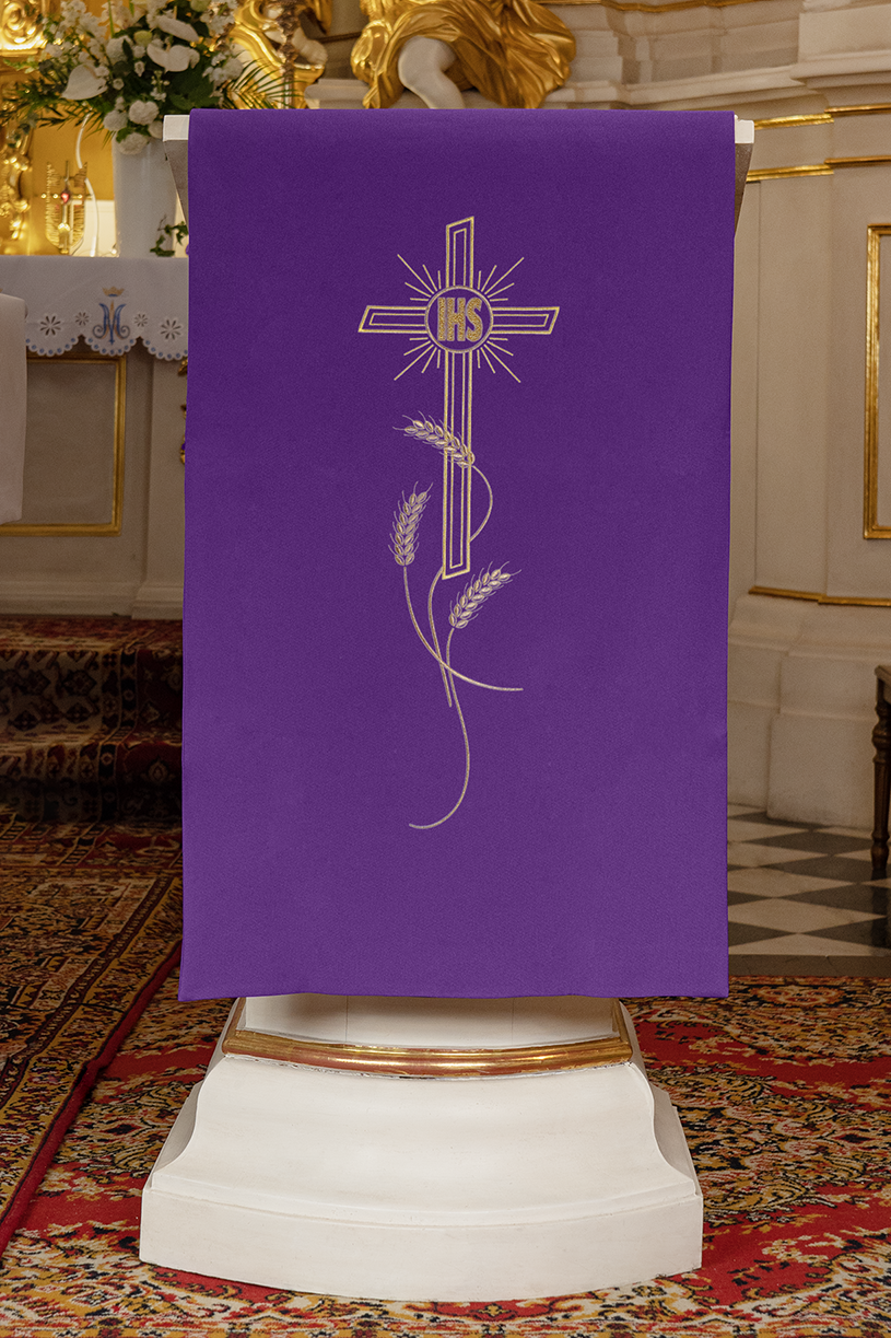 Voile de lutrin brodée avec croix et motif IHS