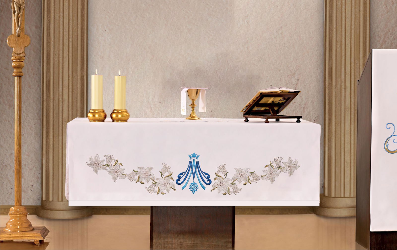 Nappe d'autel avec broderie bleue sur le devant avec motif marial KOH/003 150*300 BIAŁY - CHASUBLES.FR