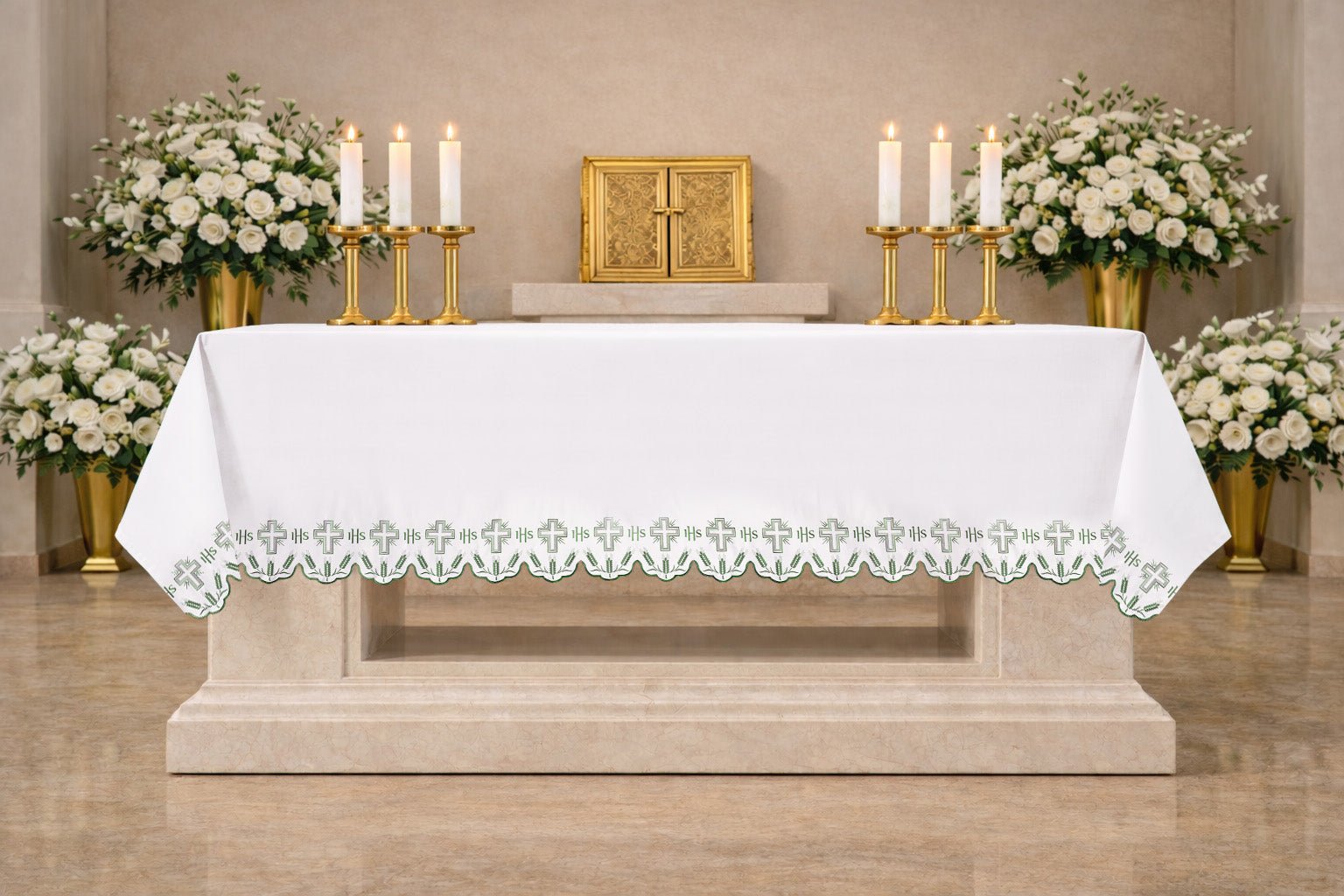 Nappe d’autel avec broderie de croix vertes et finition décorative KOO/040/C4 150*300 - CHASUBLES.FR