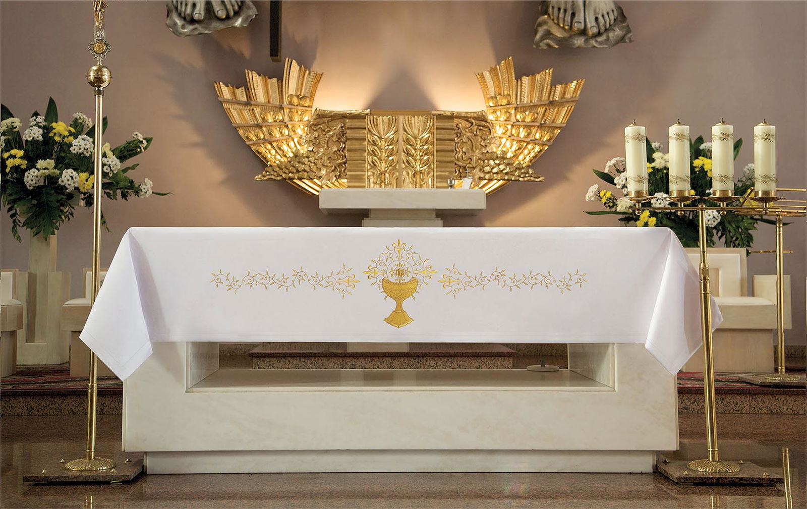 Nappe d'autel avec broderie dorée sur le devant avec motif de calice KOH/038 150*300 BIAŁY - CHASUBLES.FR