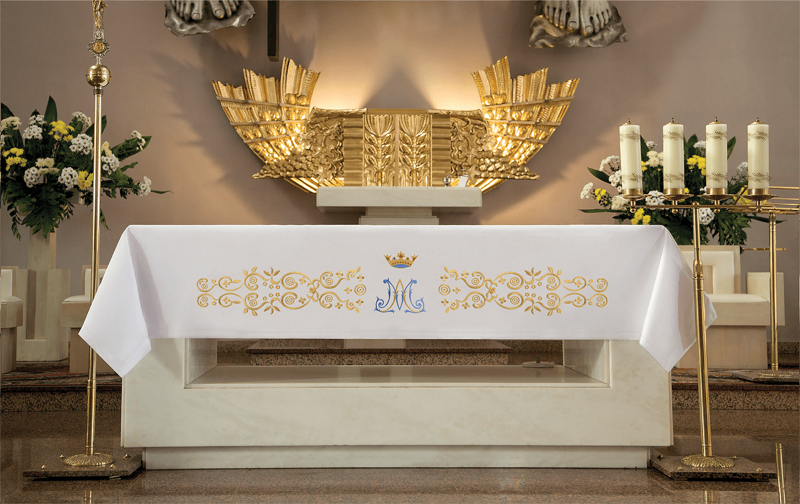 Nappe d'autel avec broderie dorée sur le devant avec motif marial KOH/035 150*300 BIAŁY - CHASUBLES.FR
