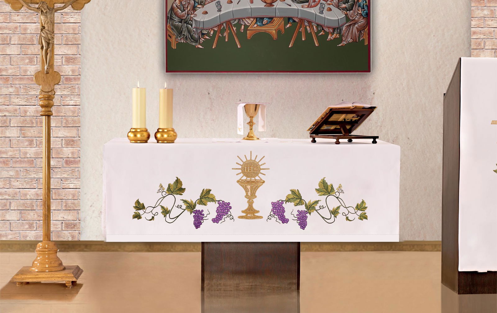 Nappe d'autel avec broderie frontale Calice et raisins KOH/021 150*300 BIAŁY - CHASUBLES.FR