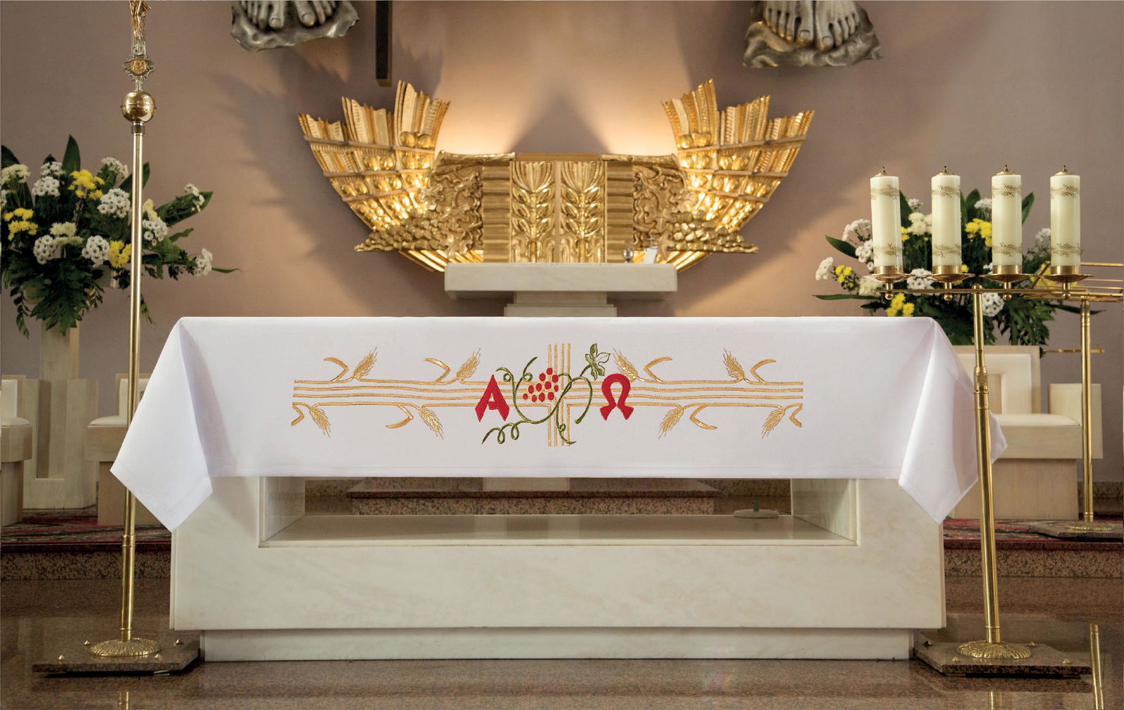 Nappe d'autel avec broderie rouge et or sur le devant Alpha et Omega KOH/014 150*300 BIAŁY - CHASUBLES.FR