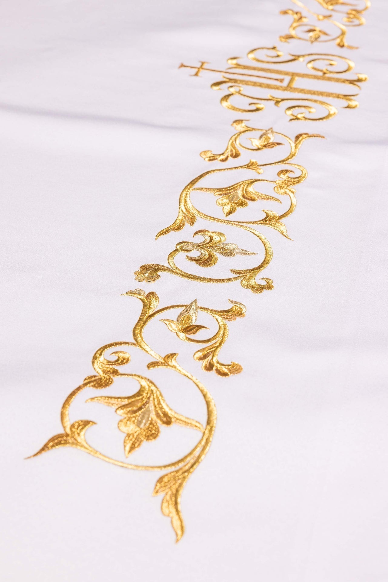 Nappe d’autel avec symbole IHS brodé S-8859-04 150*300 - CHASUBLES.FR