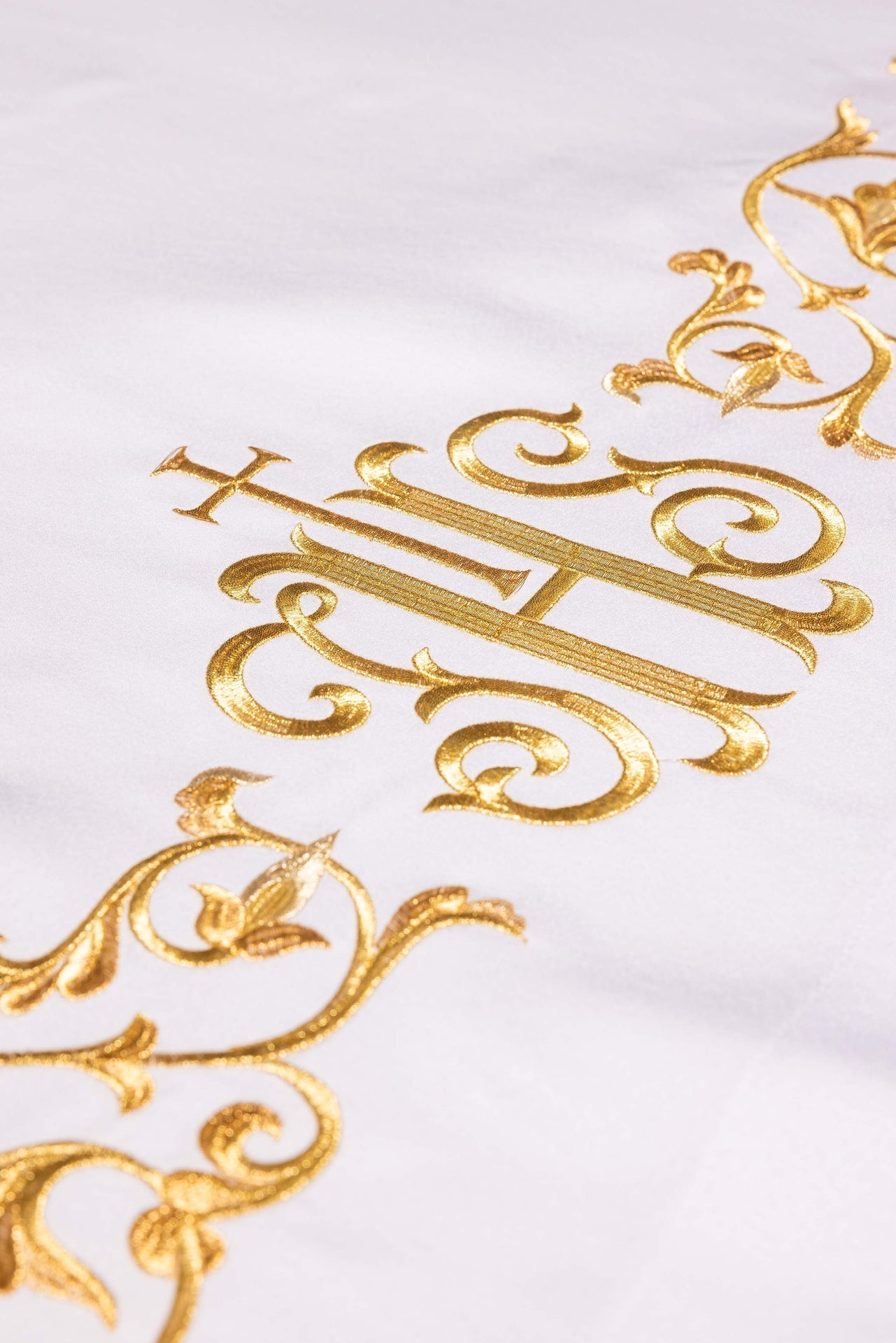 Nappe d’autel avec symbole IHS brodé S-8859-04 150*300 - CHASUBLES.FR