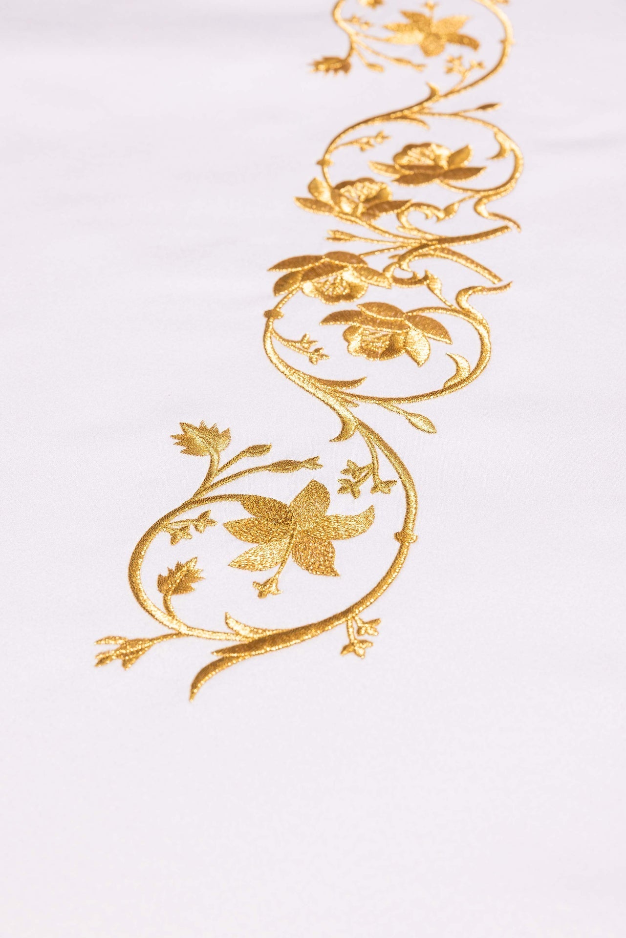 Nappe d’autel avec symbole marial brodé S-8864-04 150*300 - CHASUBLES.FR
