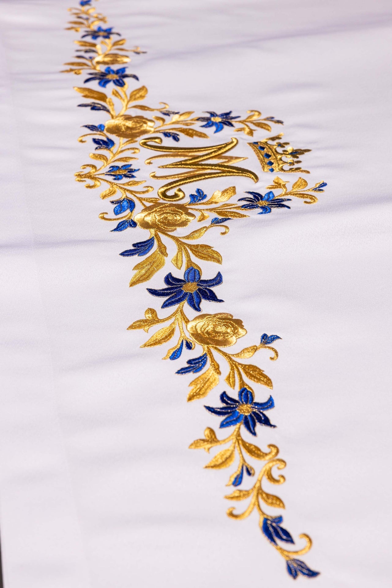 Nappe d’autel avec symbole marial brodé LE/9545/04 150*300 - CHASUBLES.FR