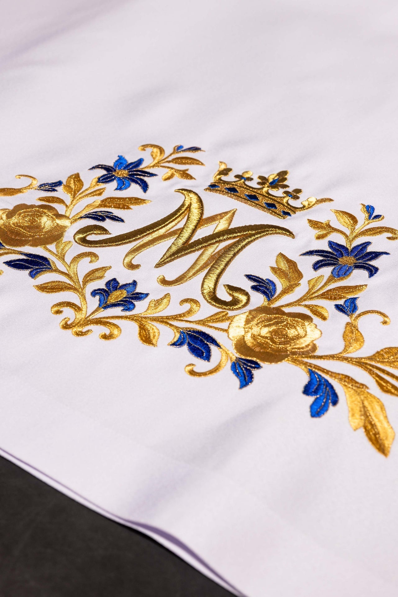 Nappe d’autel avec symbole marial brodé LE/9545/04 150*300 - CHASUBLES.FR