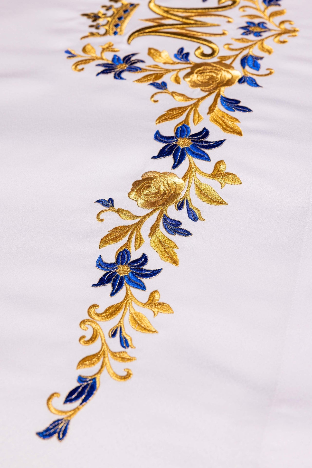 Nappe d’autel avec symbole marial brodé LE/9545/04 150*300 - CHASUBLES.FR