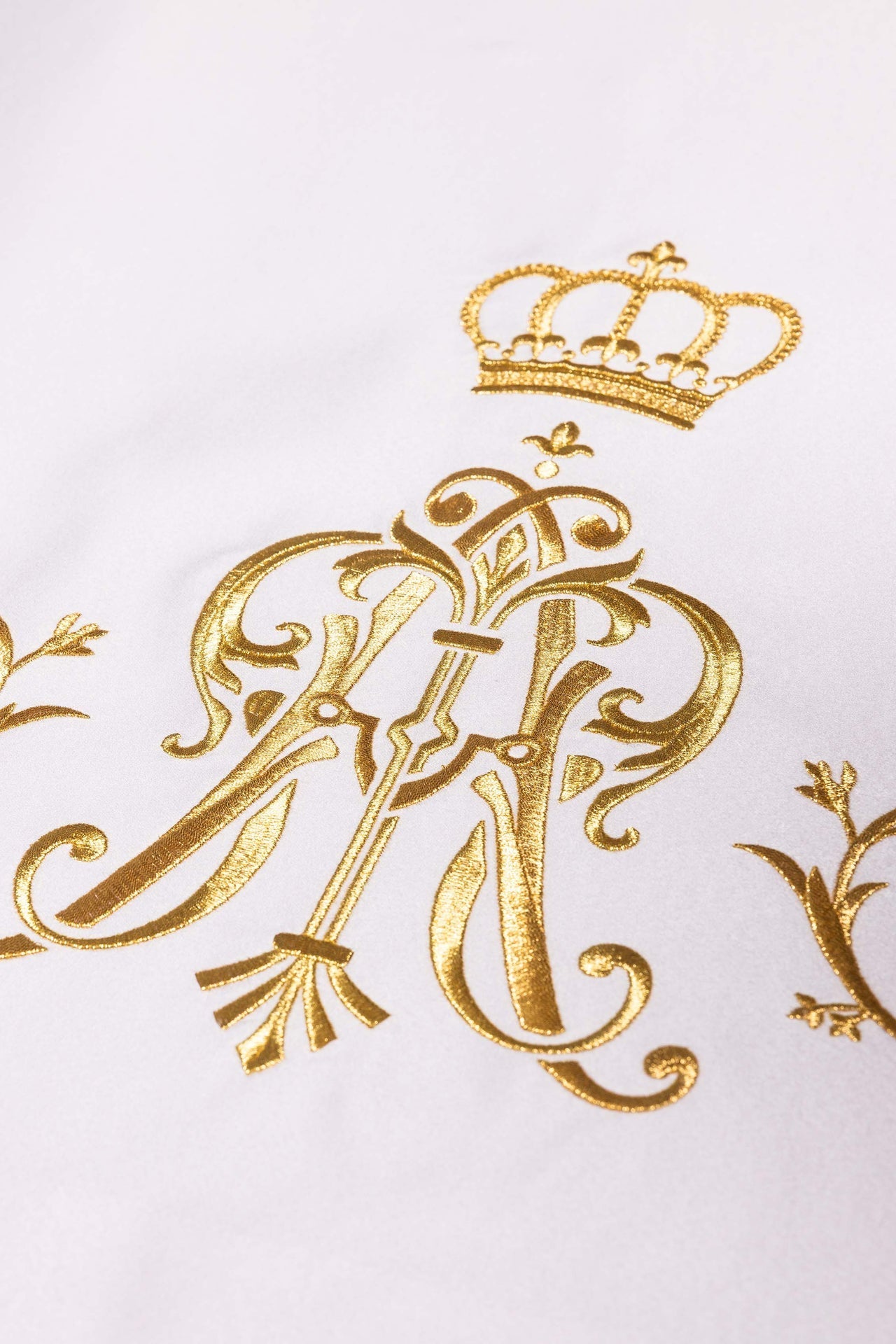 Nappe d’autel avec symbole marial brodé S-8864-04 150*300 - CHASUBLES.FR