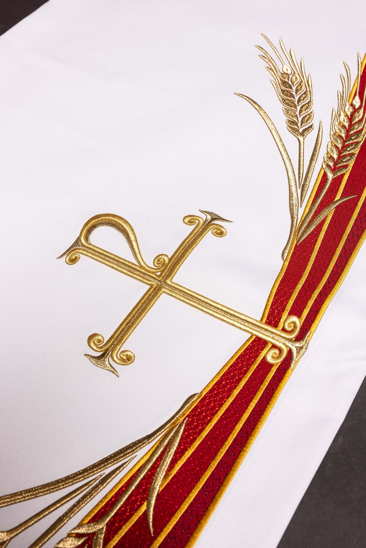 Nappe d’autel avec symbole PAX brodé LE/8850/C2 150*300 - CHASUBLES.FR