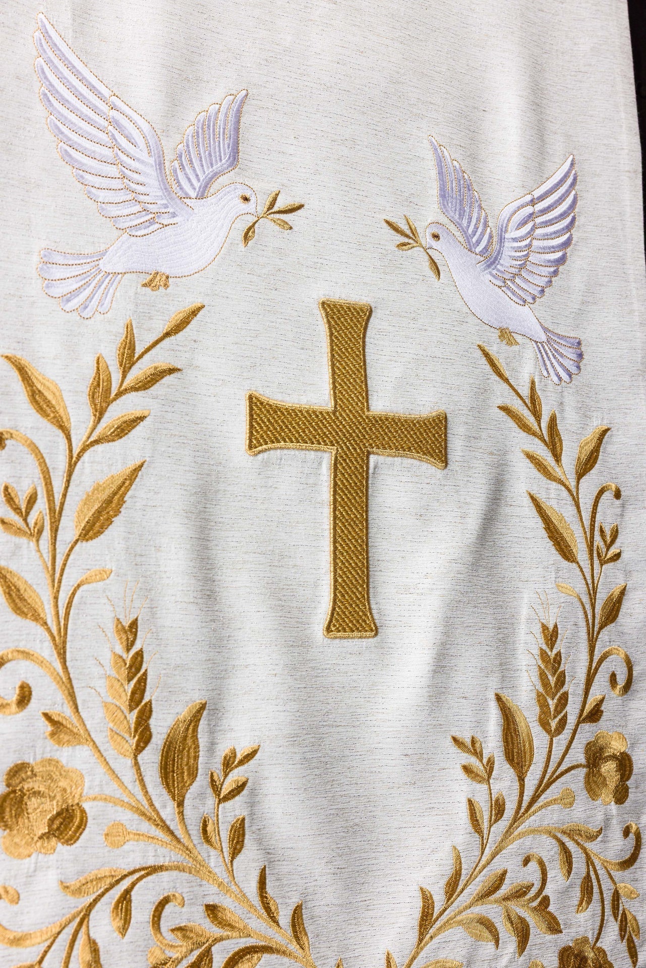 Nappe de lutrin avec broderie de la croix et des colombes en écru LE/8049/05 55*250 - CHASUBLES.FR
