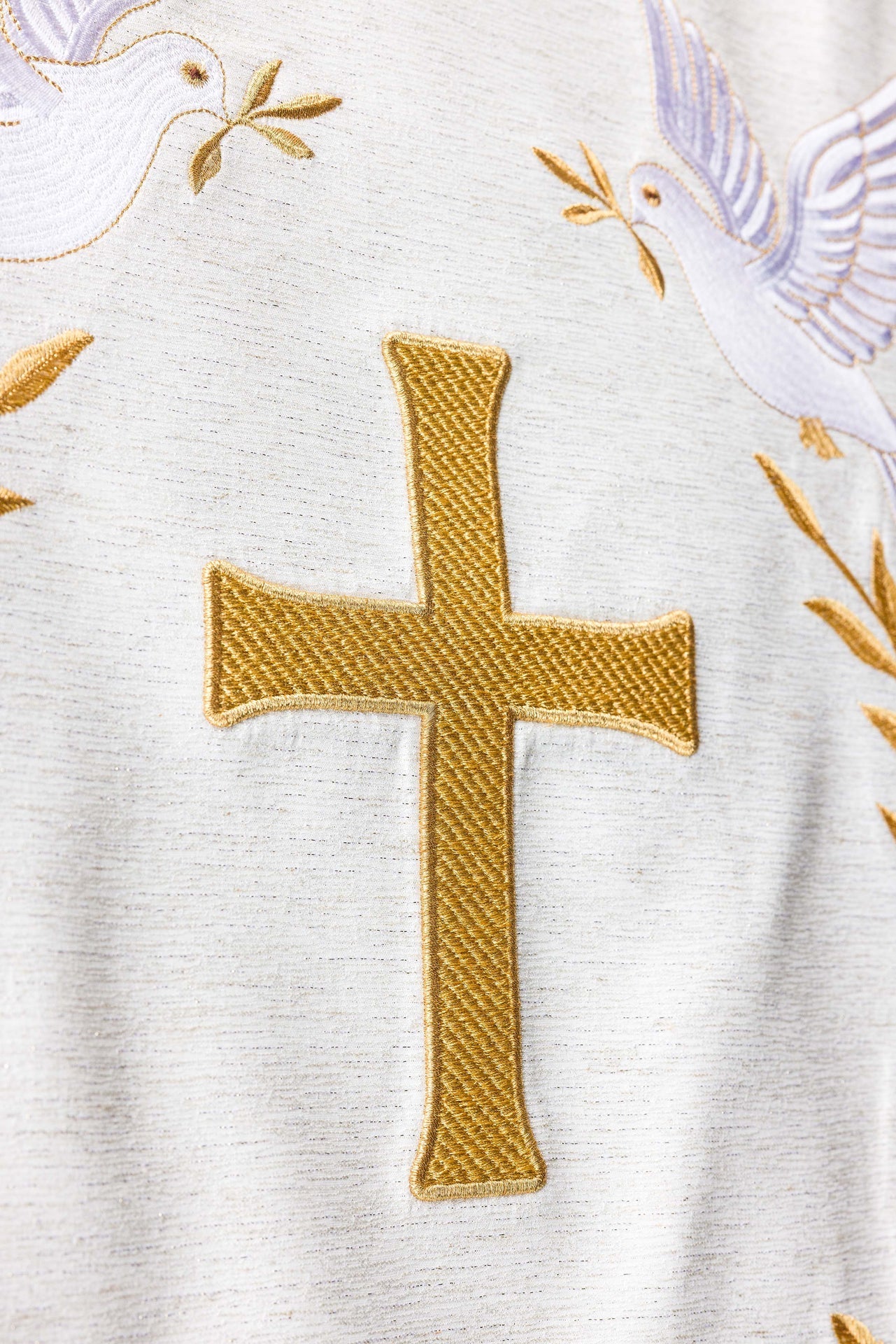 Nappe de lutrin avec broderie de la croix et des colombes en écru LE/8049/05 55*250 - CHASUBLES.FR