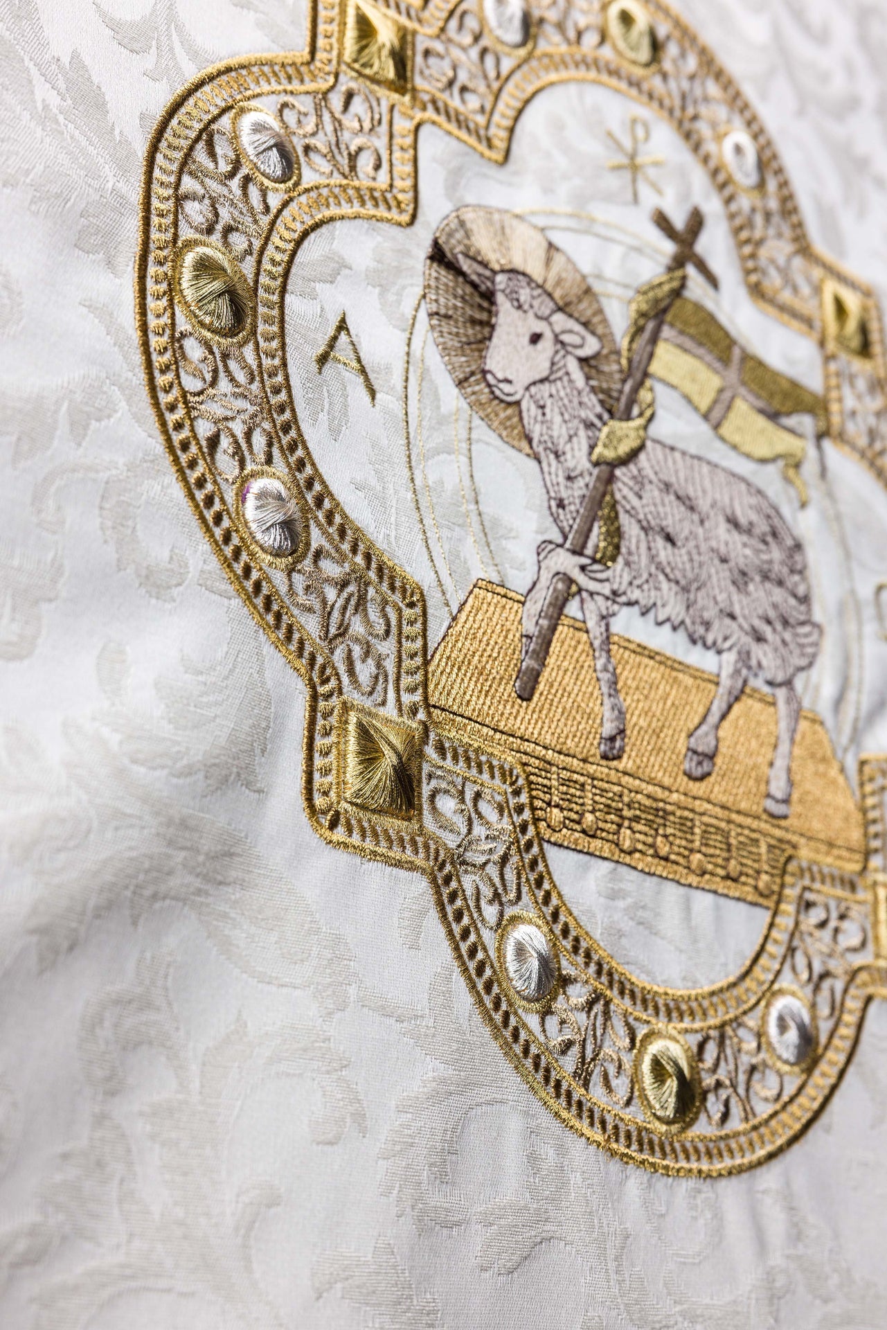 Nappe de lutrin avec broderie de l’Agneau tissu jacquard écru S-8072-05-88 55*250 - CHASUBLES.FR