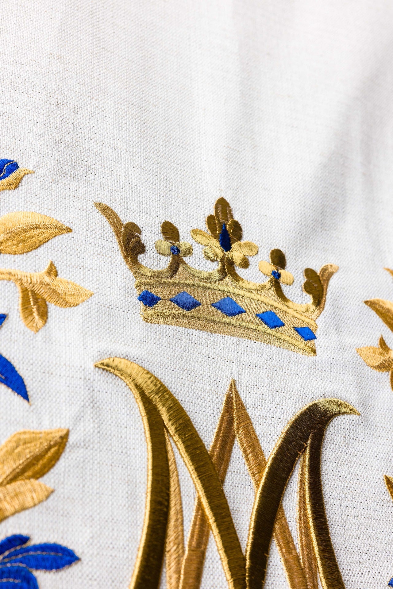 Nappe de lutrin avec broderie mariale en écru LE/8045/05 55*250 - CHASUBLES.FR