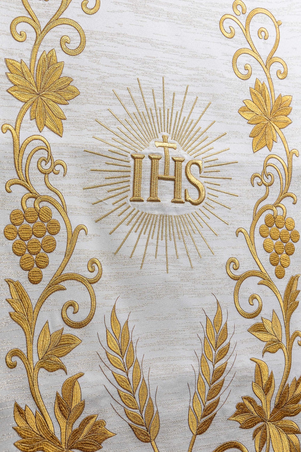 Nappe de lutrin couleur écru richement brodée avec le christogramme IHS LE/8047/05 55*250 - CHASUBLES.FR