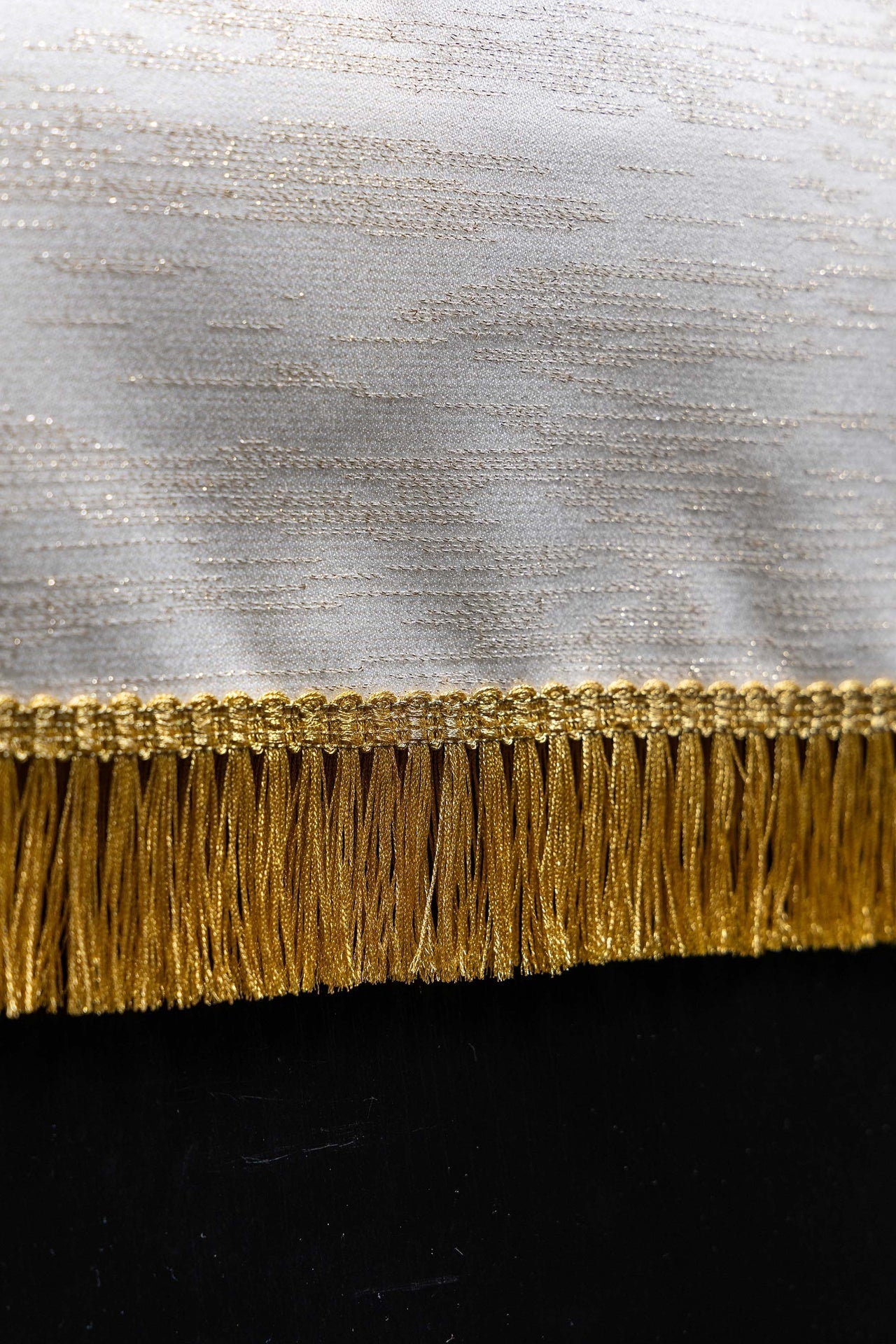 Nappe de lutrin couleur écru richement brodée avec le christogramme IHS LE/8047/05 55*250 - CHASUBLES.FR