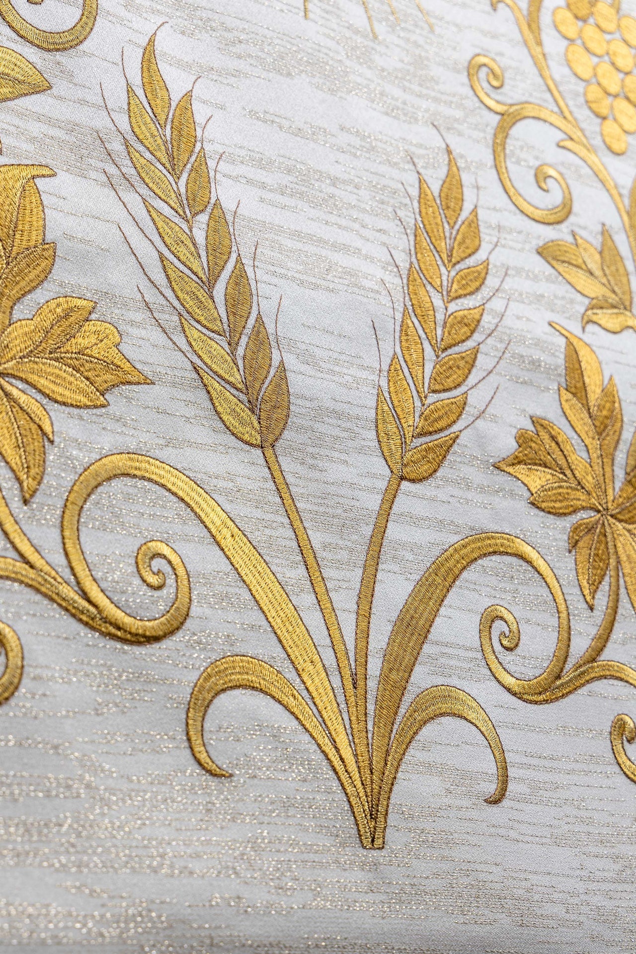 Nappe de lutrin couleur écru richement brodée avec le christogramme IHS LE/8047/05 55*250 - CHASUBLES.FR