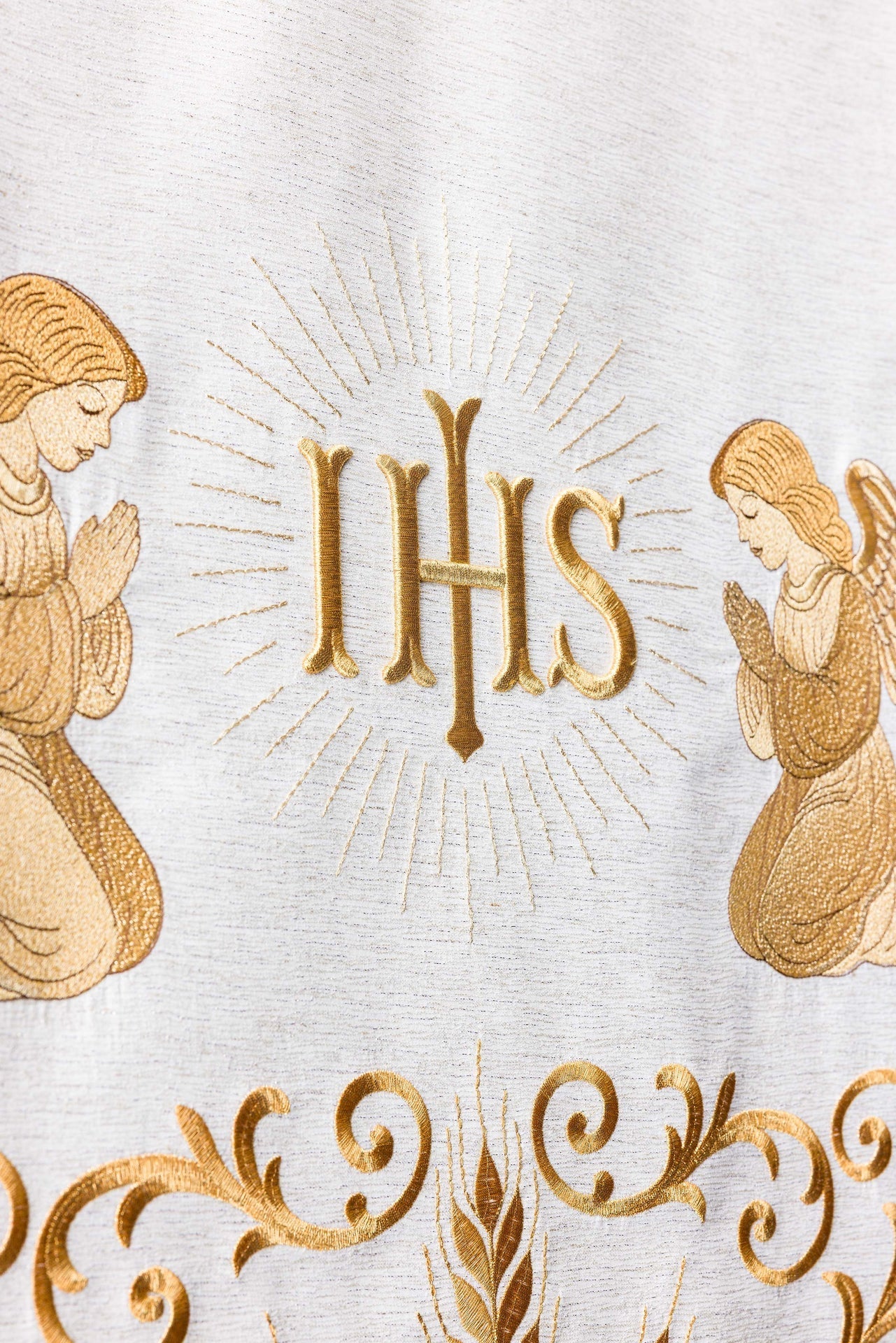Nappe de lutrin richement brodée avec IHS en écru LE/8048/05 55*250 - CHASUBLES.FR