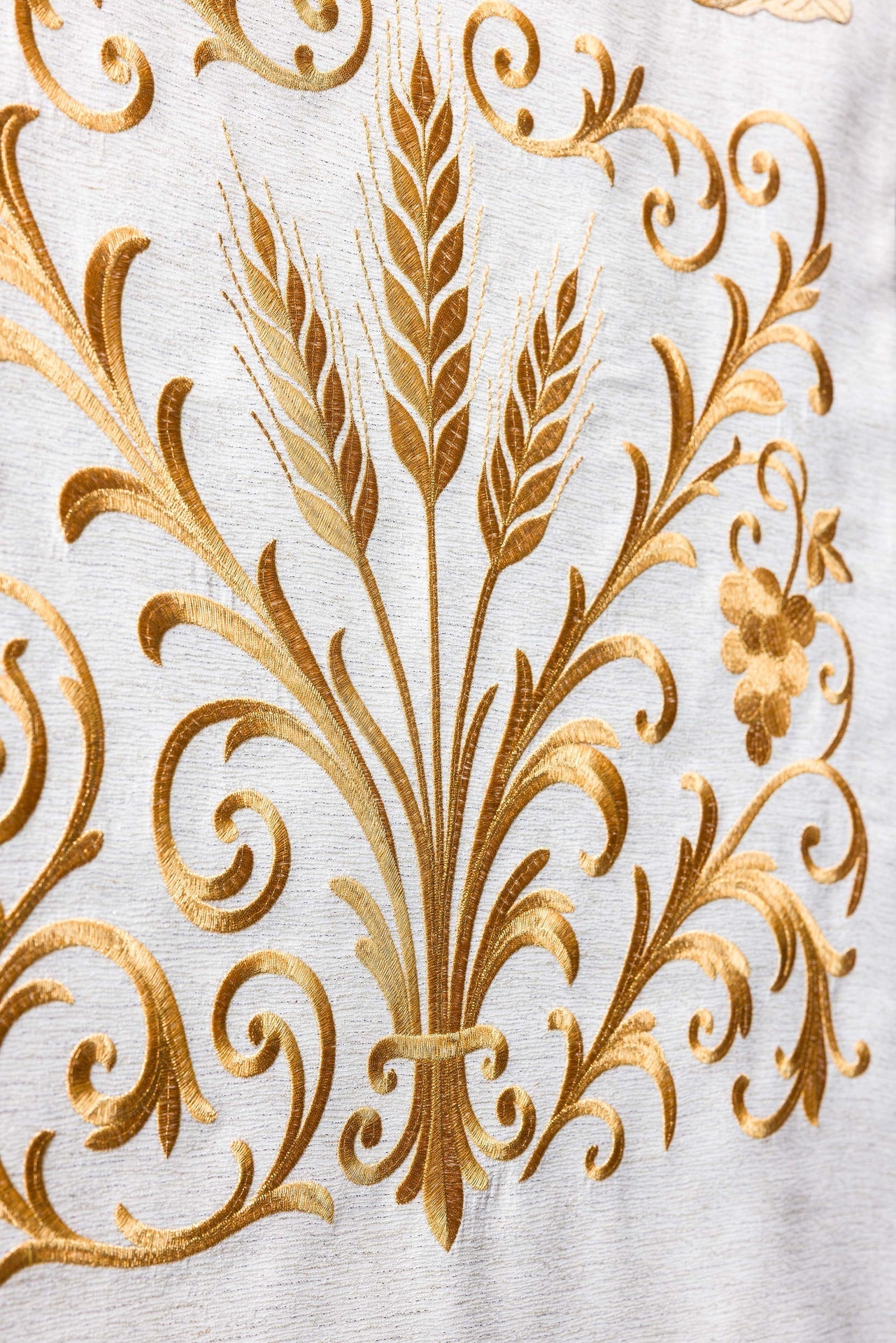 Nappe de lutrin richement brodée avec IHS en écru LE/8048/05 55*250 - CHASUBLES.FR