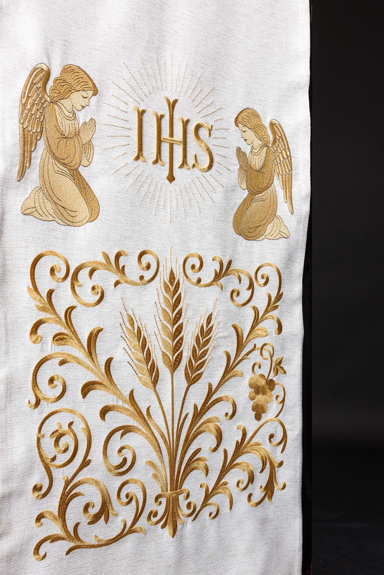 Nappe de lutrin richement brodée avec IHS en écru LE/8048/05 55*250 - CHASUBLES.FR