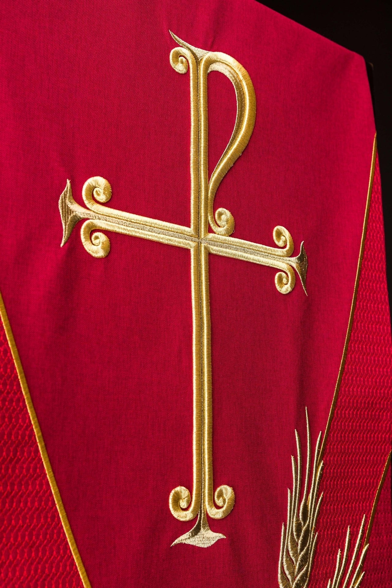 Nappe de lutrin rouge avec broderie PAX LE/8050/02 55*250 - CHASUBLES.FR