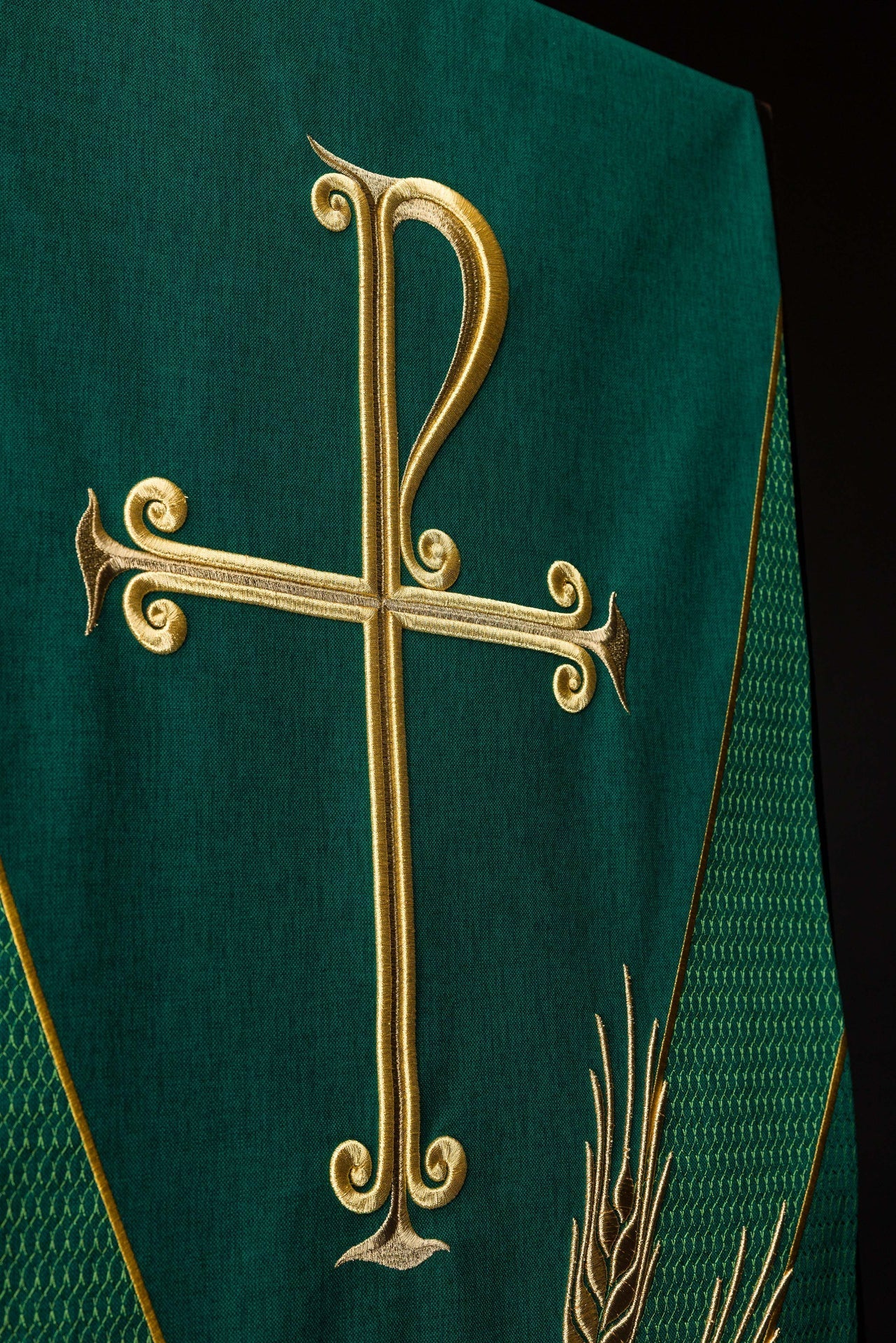 Nappe de lutrin verte avec broderie PAX LE/8050/01 55*250 - CHASUBLES.FR