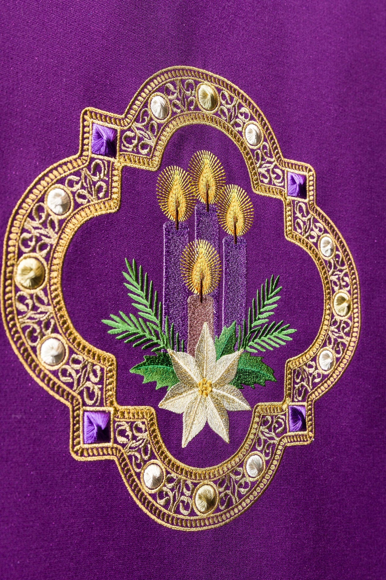 Nappe de lutrin violette avec broderie de l’Avent S-8076-03-103 55*250 - CHASUBLES.FR