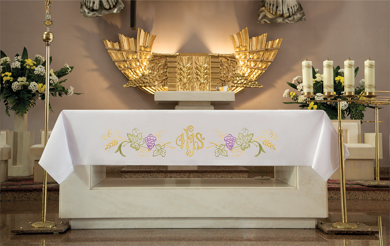 Nappe d'autel avec accent violet et broderie IHS sur le devant