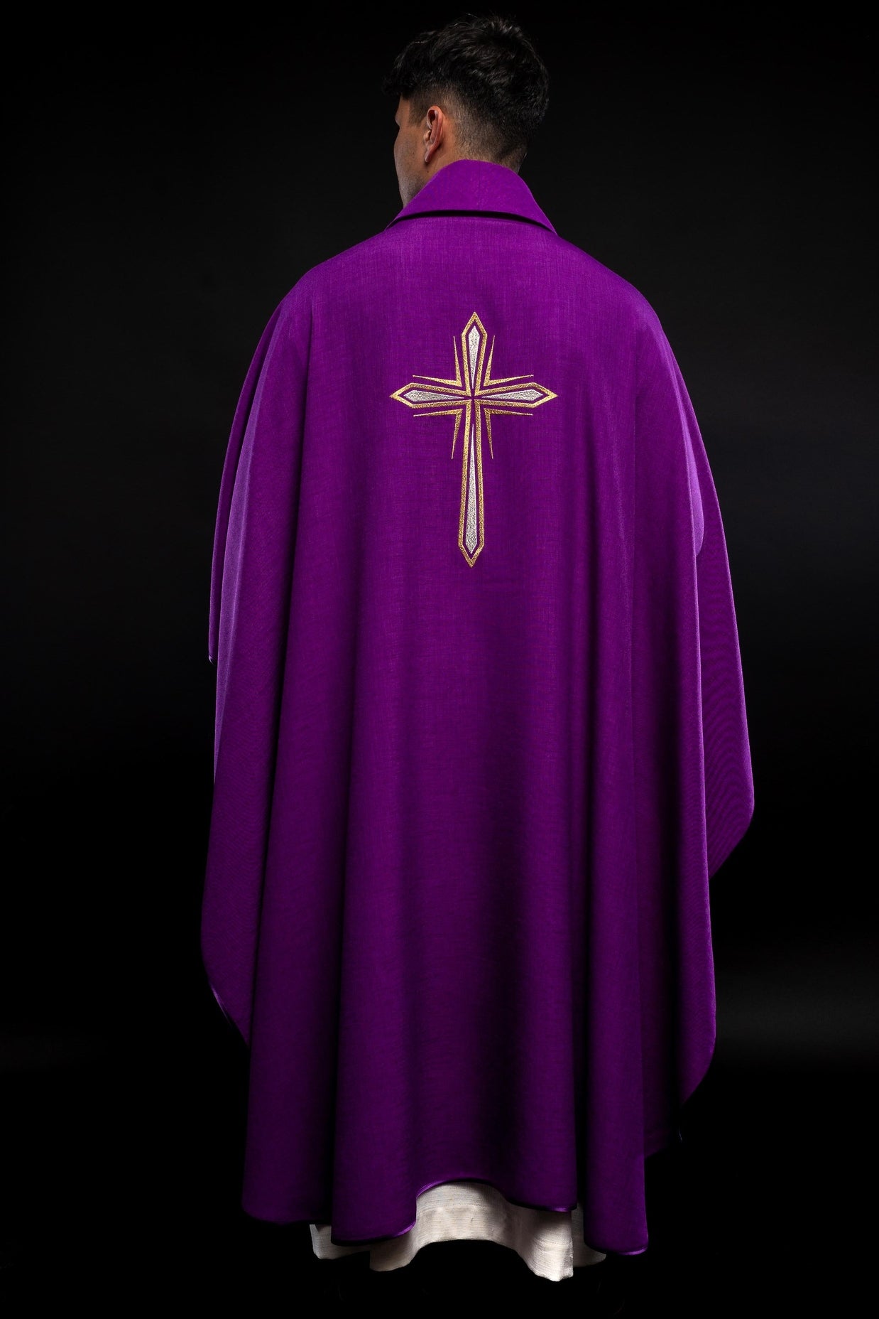 Chasuble de l'Avent avec broderie de bougie