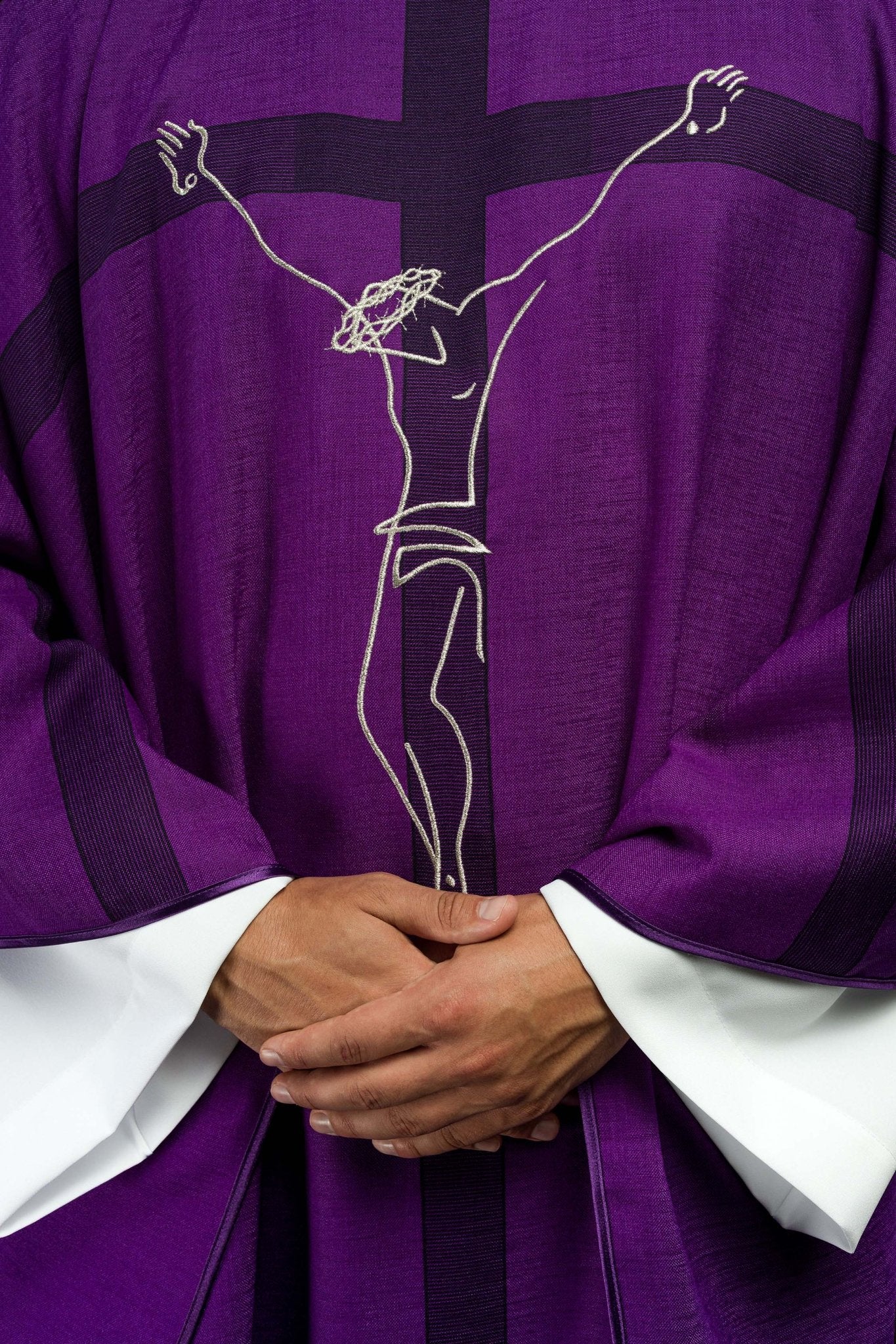 Ornat avec motif Jésus sur la croix, couleur violet HA7049-03 FIOLET - CHASUBLES.FR