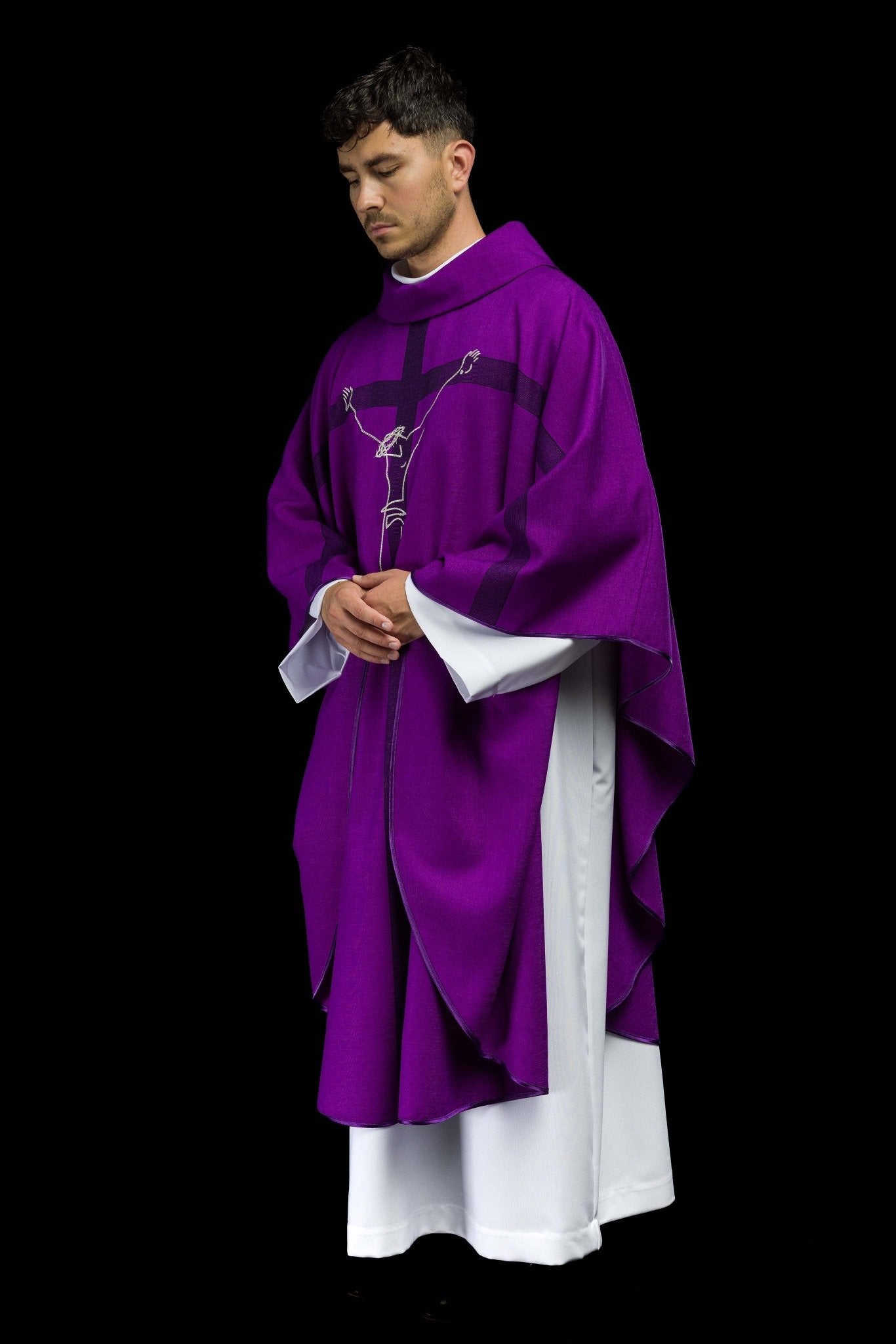 Ornat avec motif Jésus sur la croix, couleur violet HA7049-03 FIOLET - CHASUBLES.FR