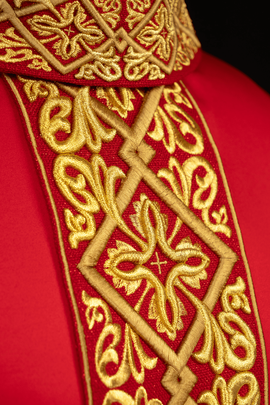 Chasuble richement brodée de motifs floraux et de croix rouges