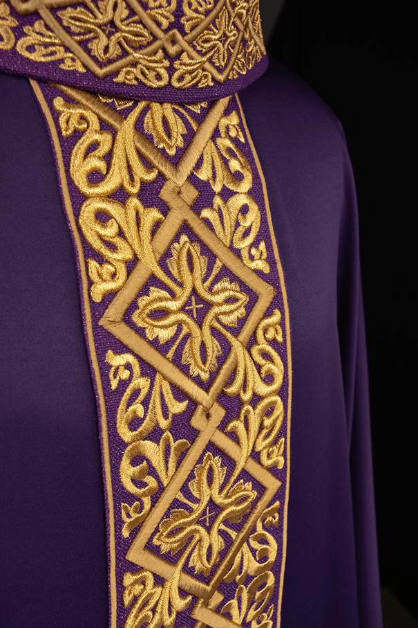 Chasuble richement brodée violette.