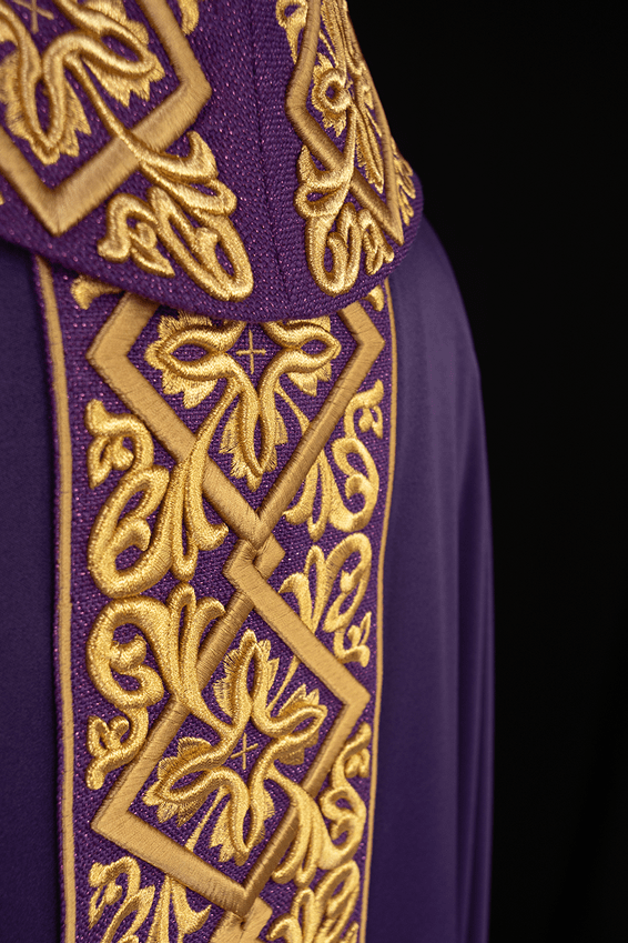 Chasuble richement brodée violette.