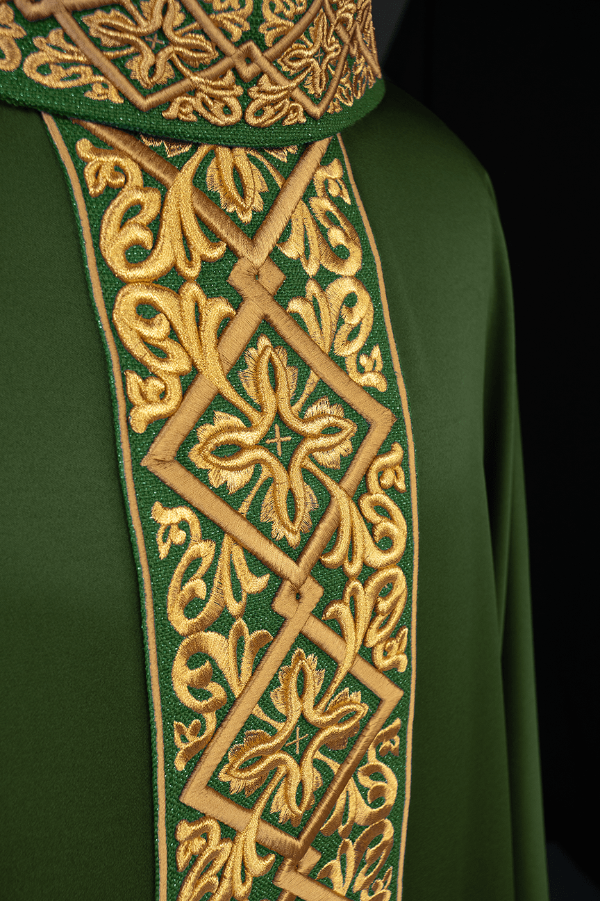 Chasuble richement brodée de motifs floraux et de croix Ver