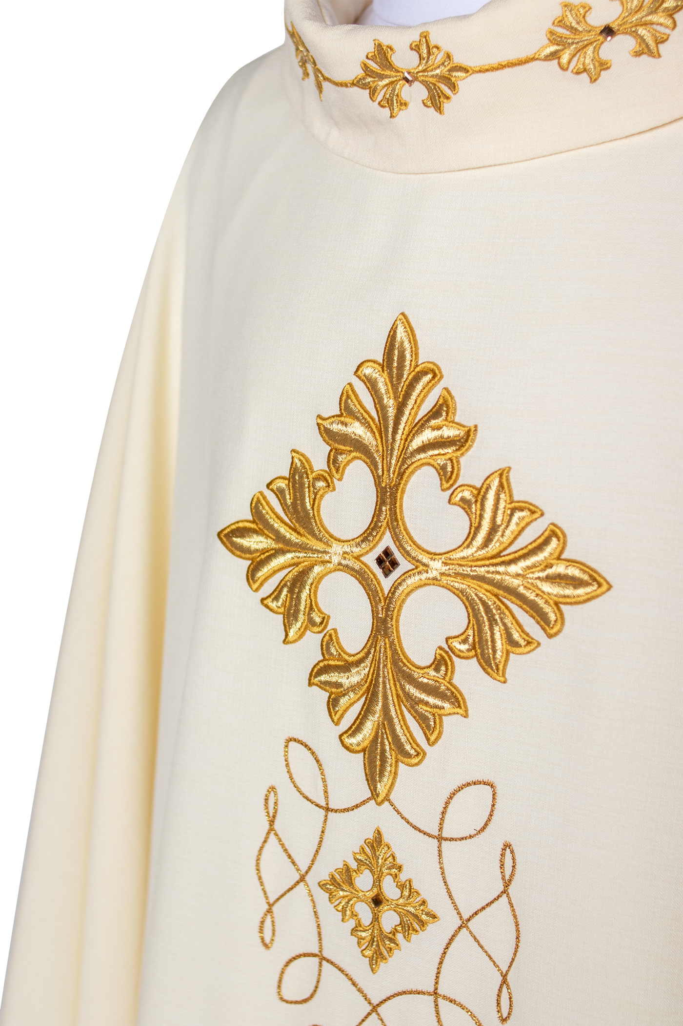 Chasuble richement brodée d'un cordon orné de pierres