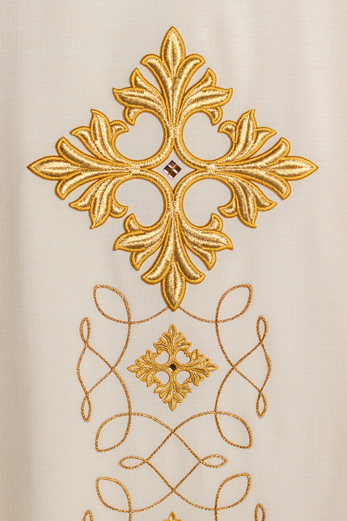 Chasuble richement brodée d'un cordon orné de pierres