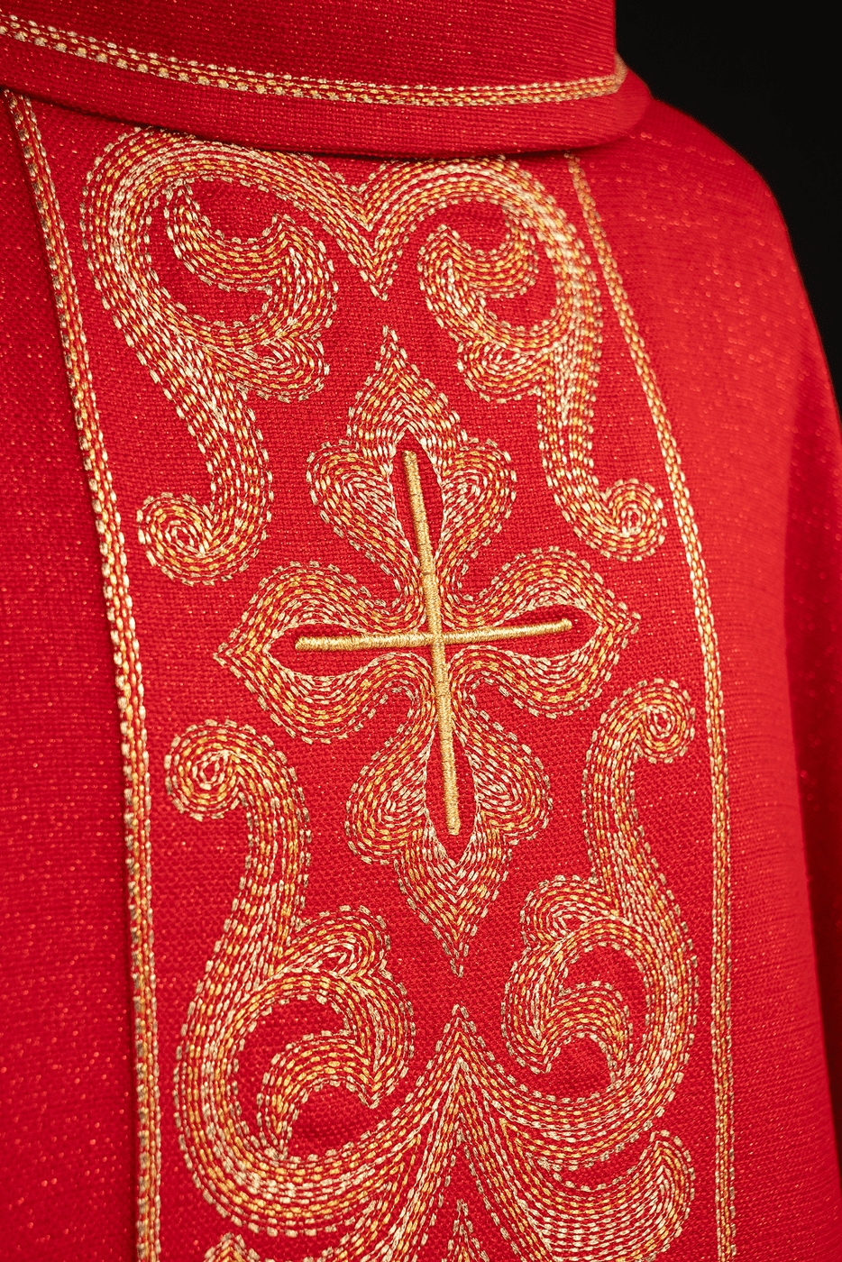 Chasuble richement brodée de croix Rouge