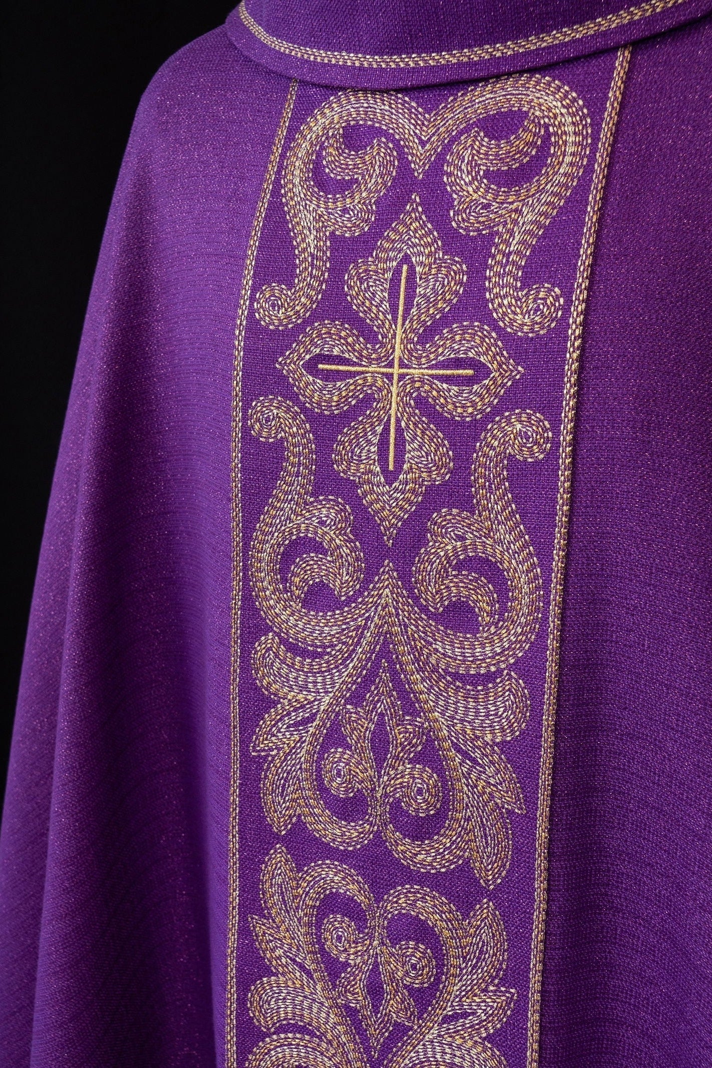 Chasuble richement brodée de croix Pourpre