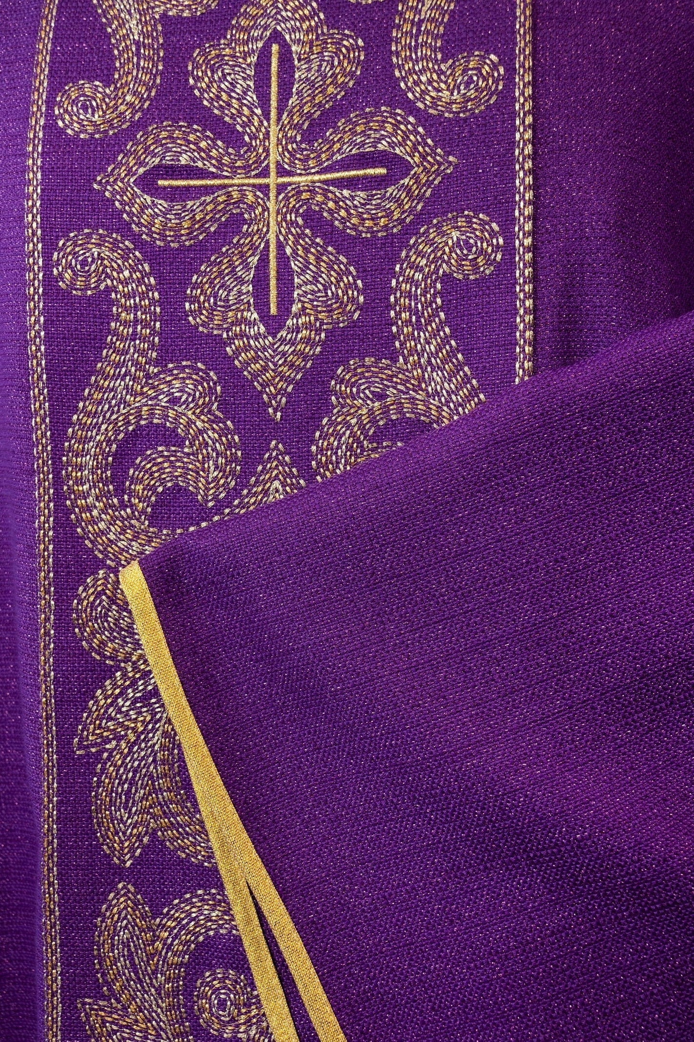 Chasuble richement brodée de croix Pourpre